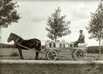 En hästskjuts lastad med fyrkantiga mjölkflaskor.
Se: Rydaboken, sid 227.

Johan Viktor Ahlberg.
Född 1869 i Häggesleds sn.
Död 1962 i Hyringa sn.