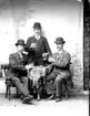 Ateljé. Tre herrar med glas i händerna.


Fotograf: Ellen Kock? Axel Lundbäck m.fl.
Gullspångssamlingen.
Bilder från Gullspång med omnejd.