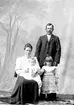 Ateljé. Elin och Reinhold Hoonk, Gullspång med döttrarna Astrid och Ingrid.


Fotograf:
Ellen Kock? Axel Lundbäck m.fl.
Gullspångssamlingen.
Bilder från Gullspång med omnejd.