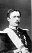 2001-09-04, AS. Gustaf V, f. 16 juni 1858, d. 29 okt. 1950, Sveriges kung från 1907, son till Oscar II och drottning Sofia. 
http://www.ne.se/jsp/search/article.jsp?i_art_id=188481