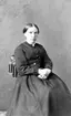 Fröken Laura Emilia Tonell Skara.

Carolina von Knorring, 1841-1925, fotograf med egen ateljé på Regeringsgatan 59 i Stockholm 1864-1871. Deltog i Industriutställningen i Stockholm 1866. Var en av de första kvinnorna i fotobranschen.