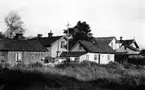 Lidköping. 
Nordalslyckan ? Nya staden. 
Ca 100 m norr om yrkesskolorna. 

( E. Hjorthén 1953 25/10).