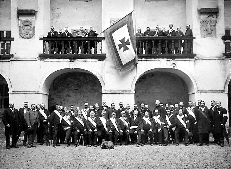 T.N.J. 
Ordenssamfund, som bildades i Lidköping den 7 februari 1863. 
Ordensnamnet T.N.J.s betydelse är hemlig, men syftet med orden var att "lindrandet av en lidande nästas nöd och bekymmer, samt att sprida någon liten glädje i armodets boning". Då en av ordens nyckelpersoner flyttade till Ystad utvecklades en ny gren av orden där denna fått en större central roll än Lidköping. 
De nio män som instiftade orden var : 
Telegrafkommissarie Wilhelm E. Warell. Född 1825. Död 1892. Han var ordens förste stormästare. 
Rådman Jean F. Jungmarker. Född 1819. Död 1872. Ordens förste ceremonimästare. 
Kommissionslantmästare Anders F. Hjort. Född 1833. Död 1903. Ordens förste skattmästare. 
Telegrafkommissarie Carl A. D. Hammarén. Född 1827. Död 1911. Ordens förste vice stormästare och ordens förste sekreterare. Häradshövding J. Fredrik Norén. Född 1831. Död 1875. Ordens förste vice ceremonimästare. 
V. Häradshövding Frans L. Holm. Född 1834. Död 1901. Kommissionslantmästare Richard J. Geintschein. Född 1822. Död 1896. Musikdirektör Isack J. Hultstrand. Född 1821. Död 1893. 
Handlande Lars F. Jonson. Född 1820. Död 1890. Ordens förste vice skattmästare.