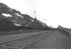 Lappland. Riksgränsen, Sveriges nordligaste järnv. st. Foto: juli 1903.

2001-03-07 PS. Riksgränsen, turistort vid svensk-norska gränsen.
http://www.ne.se/jsp/search/article.jsp?i_art_id=293731