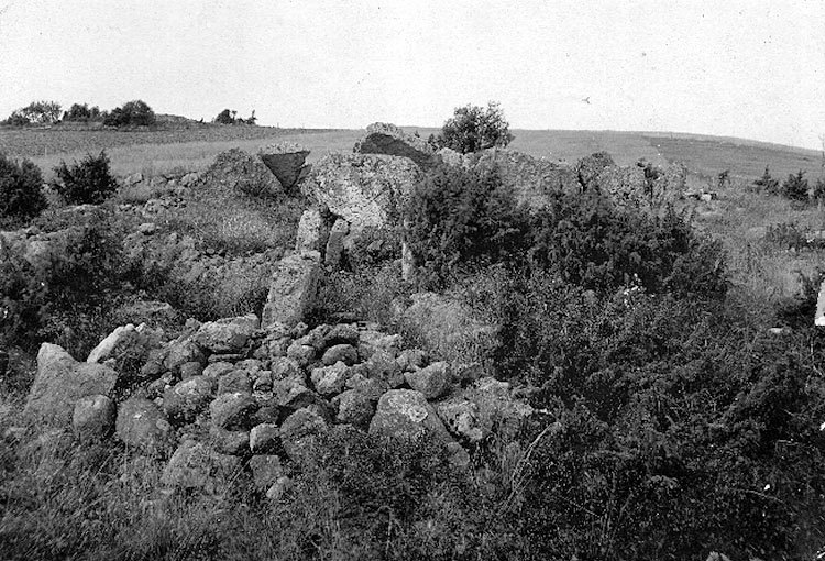 Hornborga sn. 
Eckornavallen. Gånggriften "Gigerommen".
Girommen.