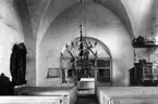 Husaby socken.
Husaby kyrka. Interiör mot altaret.