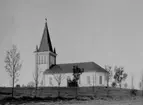 Kyrkan av sten med torn och med tresidig avslutning i öster är byggd 1867-69 efter Albert Törnqvists ritningar. Den ersatte en romansk kyrka från tidigt 1100-tal, från vilken delar av den skulpterade sydportalen bevarats, liksom altaruppsatsen från 1700-talets början, några medeltida
träskulpturer och en dopfunt från 1100-talet. På kyrkogården finns ett romanskt gravmonument, den s.k. Kung Hägges grav.