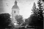 Bjärka och Härlunda församlingar byggde 1781 en gemensam kyrka i Härlunda, varvid de båda romanska stenkyrkorna revs. 
Kyrkan, kallad Bjärklunda, är uppförd av sten och har tresidigt kor. Tornet byggdes 1862 efter Ludvig Hawermans ritningar. En dopfunt från 1100-talet är bevarad. 
Bjärka kyrkoruin, utgrävd 1929-30, visar en romansk kyrka med smalare rakslutet kor. 
Härlundas kyrkoruin är inte undersökt.