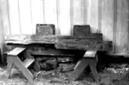 Korsberga sn. Stock med huggna urtag, troligen underlag för bänkar.

Fototid: 2/6 1949.