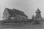 Kyrkan av sten med torn och smalare halvrunt kor med sakristia byggdes1898-99 efter H.T. Holmgrens ritningar och ersatte en romansk stenkyrka på samma plats. Från denna överfördes bl.a. predik- stolen, gjord 1704 av Johan Ullberg d.ä., och dopfunten från 1100-talet.
http://www.ne.se/jsp/search/article.jsp?i_art_id=234802