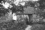 2000-11-06, AS. Den nygotiska stenkyrkan från 1878 har tornet i norr och koret i söder. Ett utbyggt tresidigt kor revs vid en restaurering 1937. Den föregående romanska stenkyrkan, riven 1877, hade kalkmålningar från 1400-talet, troligen ut- förda av Amund, och ett skulptursmyckat gravkor för adelssläkten Ribbing från 1646. Detta finns ännu kvar på ödekyrkogården.