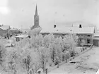 Vara socken. 
Vara köping, vy över Vara kyrka med apoteket till höger.