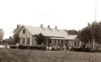 Fru Emma Jonsson, Emtunga, Wara.
Hjärtliga gratulationer på namnsdagen från Skolan.
Essunga den 23/7-1913.