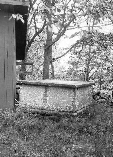 Gillstad sn. 
En gravtumba på kyrkogården.