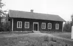 Götlunda sn. 
Brännemo folkskola, byggd 1864. Tillbyggd åt höger 1900. 
1923 ändrad till lärarbostad.