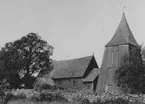 Det finns kvar en ödekyrkogård efter den äldre kyrkan. Nuvarande bygd torde härröra från medeltiden.Den nygotiska stenkyrkan med torn och smalare tresidigt kor är byggd 1895 efter Folke Zettervalls ritningar och ersatte en medeltida träkyrka på annan plats. Dopfunten härrör från ca 1200.