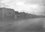 Schweiz. Södra Rhenstranden, västerut sedd från Alte Brücke, Basel.

Bron Alte Brücke.