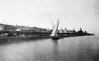 Frankrike, Evian les Bains. Foto: 1885
Ãvian-les-Bains, ligger vid GenÃ¨vesjöns södra strand. Staden har lockat turister och konvalescenter sedan 1800-talets början. Vattnet från de mineralrika källorna buteljeras och exporteras även utanför landet.