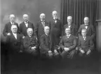 Stående:
Carl Otto Lindholm f. 50. Gustaf Österdal f. 50. 
Richard Natanel Hagelin f. 50. Frans Vilhelm Sandén f. 50. 
Karl Ludvig Ekström f. 49. 
Carl Fredrik Norling f. 49.
Sittande:
Sven Johan Selander f.48. Anders Gustaf Linnblad f. 48. 
Per Gustaf Forelius f. 47.
Karl Wallin f. 46. Josef Teodor Nyman f. 46.
Studentfotot 1920? 

Elna Fagerström drev fotoateljé i Skara.