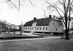 Skara, kv. Herrgården. 
Kråks herrgårdsbyggnad under återuppförande i Skara. 
Norra fasaden med gårdsplanen. På plintarna placeras ostindiska krukor med rosor sommartid. Södra fasaden åt trädgårdsserveringen har konditorirestauranten belägen helt ovan jord.