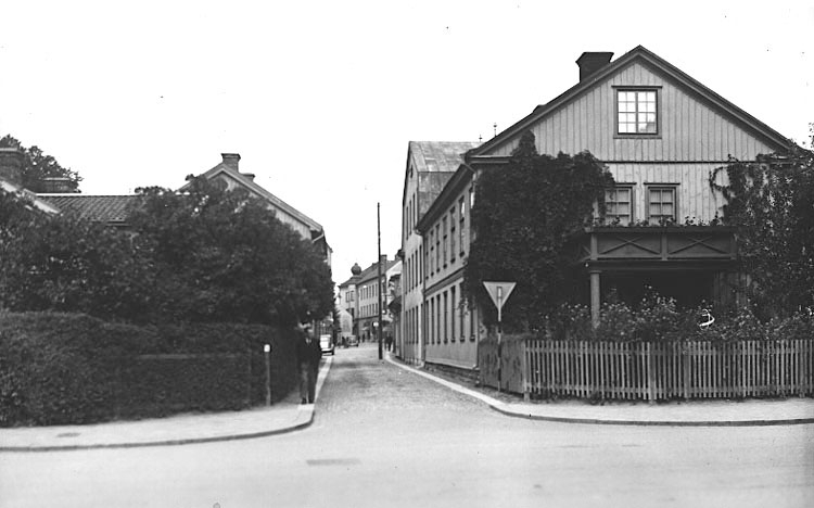 Ägare till Skara pappershandel var Fredrik Thesslund. Många av Skara pappershandels fotografier är tagna av honom.