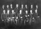 Skara Läroverk.
Stående fr. v: 
Erik Härnquist,  Grästorp,  
John Andersson,  Flo,  
Nils Bergsten,  Skara,  
Roland Lundin, Mariestad,  
Folke Fröberg,  Mariestad,  
Carl-Gustaf Söderlund, Källby, 
Göran Collén,  Kättilstorp,  
Carl-Otto Ottosson,  Mariestad,
Sittande fr.v:
Lennart Lidell,  Lekåsa,  
Torsten Lundberg,  Skara,  
Arne Andrén, Öhm, 
Doktor Helmer, Klassföreståndare, lärare i tyska, latin m.m. gemenligen kallad Karo, 
Börje Ohlsson,  Skara,  
Sten Schmidt,  Mariestad,  
Hans Alb. Petersson,  Stenstorp.