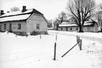 Skara. 
Götala, gårdsflyglarna omedelbart före nedtagningen och överflyttningen till Kråks Herrgård vid Västergötlands Museum.

Foto den 22/12 1965.