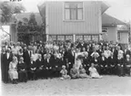 Frk Ester Brandberg, lärarinna i Vesene 1907, har bott i Skara mittemot Domkyrkan som barn, sedan på Klostergatan.

Bröllop mellan Ragnhild, född Anderssson (1914-2000) och Pehr Bonander (1919-2003) utanför Ragnhilds föräldrarhem i Gudmundstorp, Vesene, Ljung, Herrljunga kommun. Bröllopet var den 6 juni 1936.