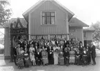 Frk Ester Brandberg, lärarinna i Vesene 1907, har bott i Skara mittemot Domkyrkan som barn, sedan på Klostergatan.

Bröllop mellan Ragnhild, född Anderssson (1914-2000) och Pehr Bonander (1919-2003) utanför Ragnhilds föräldrarhem i Gudmundstorp, Vesene, Ljung, Herrljunga kommun. Bröllopet var den 6 juni 1936.