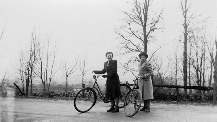 Heljesgården, Bolum.
Från vänster Dagmar Johansson, Torstensgården och Elsa Eriksson, Heljesgården, Bolums socken.