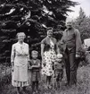 Hanna, Tekla och Ernst Biljer med Hannas barn, Heljesgården 25.11.1960.