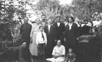 Elsa och Frida (kusin till Lars mamma), 
Edvin i mitten m. fl. från Domö gård, Järpås 
den 6 augusti 1931.