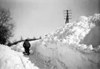 Heljesgården, Bolum.   
Snöröjning, Bolum 21/3 1951.