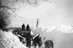 Vägbyggare Åberg, Skövde.
Snöröjning vid Heljesgården, Bolum. 21/3 1951.