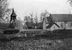 Kyrka och klockstapel.