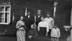 Gruppfoto framför Heljesgården.
Främre raden från vänster:
Elsa Eriksson, Lars mormor i randig blus, Maria Gustavsson, Lars Eriksson.
Stående bakre raden från vänster: 
Sven Lager, Axel Lager och Erik Gustavsson.
1920-1930-talet.