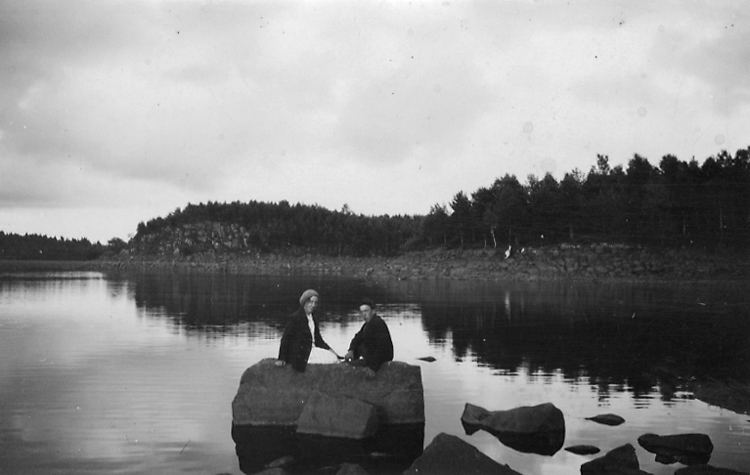 Elsa och Lars Eriksson på "sexveckorsstenen" i Bergsjön(Bjärsjön).
När stenen var synlig kunde man mala vid kvarnen i sex veckor till, för att kunna utnyttja vattnet fullt ut.