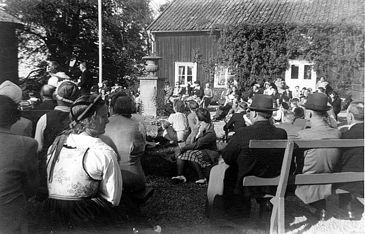 2002-04-30,AS. Thure Elgåsen. f. 26/6-1910. d. 6/9-1985. Tivedenkännare, konsthantverkare, scoutledare och hembygdsföreningsman. 
I övrigt se personarkiv i Västergötlands museum, Skara.