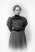 har tillhört Eva Lindblom.

Lina Jonn, 1861-1896, drev fotoateljé på Bantorget 6 i Lund under åren 1891-1896. Firman etablerades 1891. Hon utbildade även sina systrar Hanna och Maria till fotografer. Firman övertogs av Maria, som drev den 1896-1903.