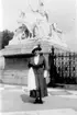 Rosa Sjöstedt vid Albert-monumentet i London.