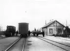 Vinninga station vid sekelskiftet 1800 - 1900-talet. Det lilla loket tillhörde Hålltorps Tegelbruk och trafikerade  spåret mellan tegelbruket och Vinninga station.
Loket, Helsinborg nr.14, var tillverkat i Helsingborg år 1898 och var det första Hålltorps Gård inköpt. Detsamma såldes 1917 till Ohs Bruk. Loket var byggt för spårvidd 891. Det har ej kunnat med säkerhet utrönas i vilket skick eller på vilken spårvidd loket användes efter försäljningen till Ohs Bruk (Småland), vars huvudspår Bor BAJ - Ohs Bruk är byggt med 600 mm spårvidd. Enligt uppgift skall ett mindre spårsystem av 891-vidd ha funnits inom bruket. Loket skrotades 1929.