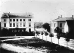 Järnvägsgatan med stationshuset i fonden. Fotografi från tidigt 1890-tal.