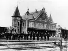 L.S.S.J. (Lidköping-Skara-Stenstorps Jernväg).
Skara station år 1902. 
En del av personalen är kända: 
från höger Gustav Kjellberg, O. Ryberg, 
Oscar Sandh, okänd, Ludvig Dahlén, 
Frans Svensson, G. Stern, Gustaf Ahlberg och konduktören K. Karlsson. 
Övriga okända.