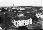 Skara station vid sekelskiftet 1800 - 1900-talet. Det första stationshuset står fortfarande kvar framför det nya. Det bortfördes strax före invigningen av linjen Skara-Göteborg. Längst till vänster återfinner man det första godsmagasinet.