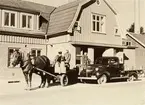 Se arkiv SA 143, Västergötlands Museum, Skara.

Dodge - Fargo 1200kg
en populär Dodge vagn
6cyl. sidovagn med motor ca 80HKr
obs. bakskärmarna standard till
skåp pic-up modellerna.

Kortet är ifrån 1951.
Vid bilen står chaffören Ernst Kylén.
Häståket tillhörde Oskar Håkansson, Bäckebo, Naum som är mannen till vänster.
Mannen i mitten är Lars Smedberg, Blombacka, Naum.