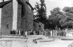 Samling framför Varnhems klosterkyrka