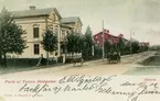 Vestra Storgatan, numera Gunnar Wennerbergsgatan med Hantverksföreningens hus i förgrunden.
Foto från 1902.
Ritat och byggt av byggmästare O. Dahlberg 1895.

Handkolorerad.