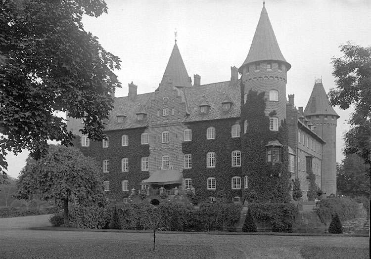 Trolleholm, gods. En fyrlängad borg (Eriksholm) med två diagonalt ställda hörntorn uppfördes omkring 1538.Den brann 1678, omgestaltades på 1700-talet i rokoko och förvandlades på 1880-talet av Ferdinand Meldahl till ett praktfullt renässansslott. Slottet omges av vattengravar och en storslagen park och rymmer bl.a. ett värdefullt bibliotek. http://www.ne.se/jsp/search/article.jsp?i_art_id=331598