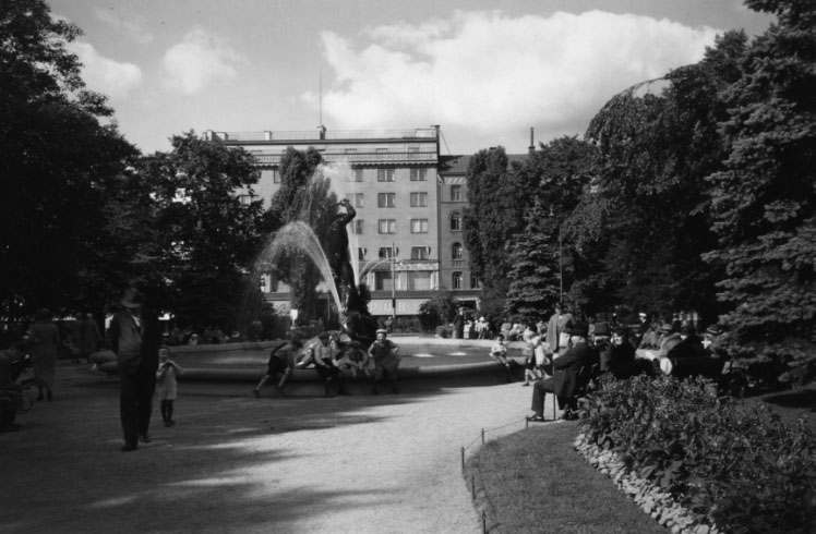 Wissler, Anders, 1869-1941, skulptör och keramiker, pionjär inom svensk sten- godskonst. 
Bland Wisslers verk hör fontänskulpturen Tors fiske (1903) på Mariatorget i Stockholm.