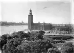 2000-08-23, AS. Stockholms stadshus, beläget på Kungsholmens sydöstra udde, är ett av den moderna svenska byggnadskonstens främsta verk. Ursprungligen planerade man ett rådhus, och arkitekttävlingen 1903-04 för detta ändamål vanns av Ragnar Östberg. Huvuddragen i Östbergs tävlingsförslag, kontakten med vattnet och det dominerande tornet i hörnet mot staden, blev bestående vid förändringen av projektet till stadshus.